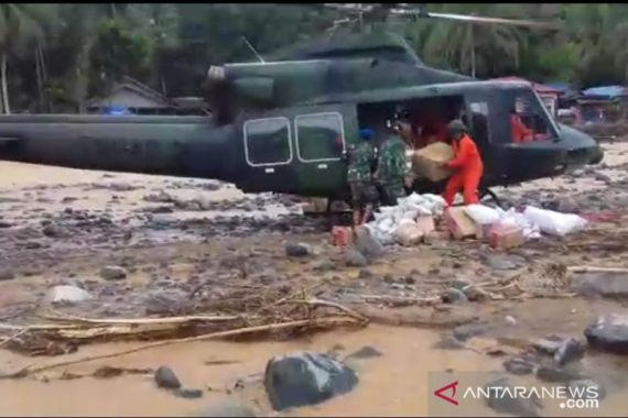 Helikopter TNI AD Pasok Bantuan Jenderal Andika Perkasa ke Wilayah Terisolasi - JPNN.COM