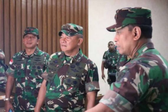 Letjen Ganip Blusukan dan Sosialisasi Prokes di Pasar Bitingan - JPNN.COM