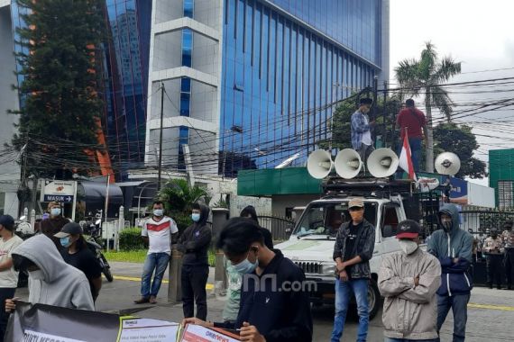 Tuntutan Liberty Dicopot Menguat, Puluhan Anak Muda Geruduk Kanwilkum HAM DKI Jakarta - JPNN.COM