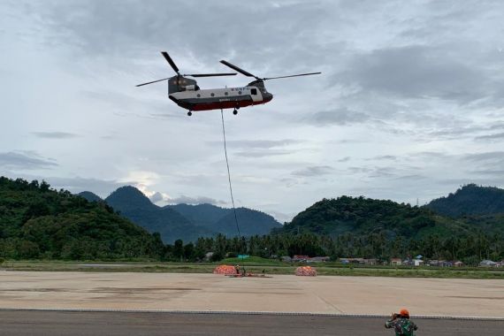 Helikopter BNPB Kirim 8 Ton Bantuan ke 2 Desa Terisolir Terdampak Gempa Sulbar - JPNN.COM
