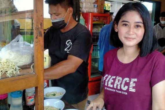 Nur Fitriani, Penjual Mi Ayam Bakso Berparas Cantik, Mau Kenalan? - JPNN.COM