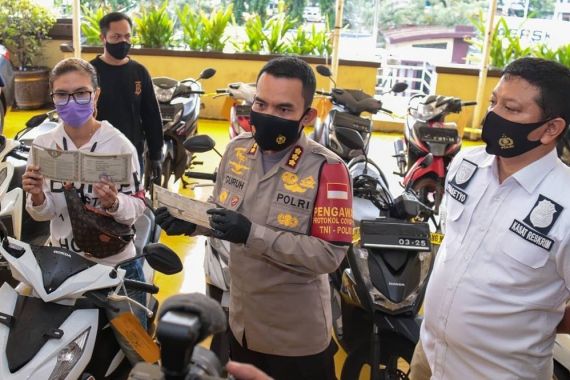 Sejoli Mesum di Belakang Mobil Bakal Dinikahkan? Begini Kata Kombes Guruh - JPNN.COM