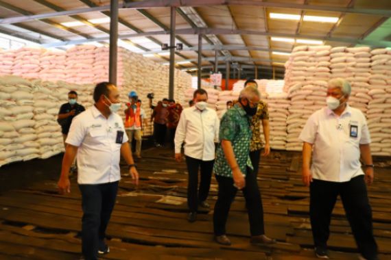 Percepat Distribusi Pupuk di Jabar & Banten, Direksi Pupuk Kujang dan Komisi VI DPR Tinjau ke Gudang - JPNN.COM