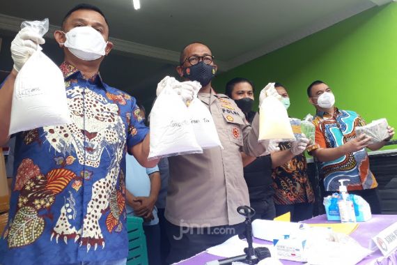 Polisi Bongkar Pabrik Kosmetik Ilegal, Bahan Bakunya Tepung Beras - JPNN.COM