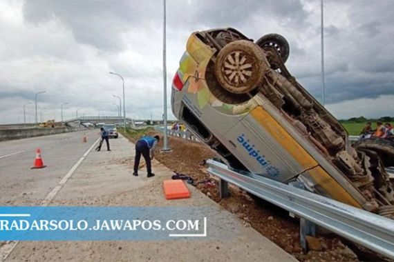 Mobil Jenazah Milik Muhammadiyah Terbalik, 2 Orang Selamat - JPNN.COM