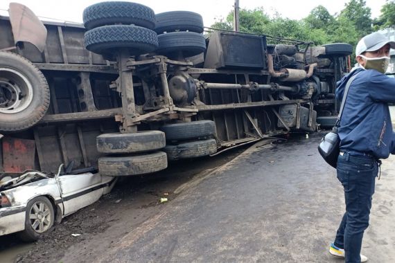 Lihat Nasib Sedan Putih Diimpit Truk, Kasihan.. - JPNN.COM