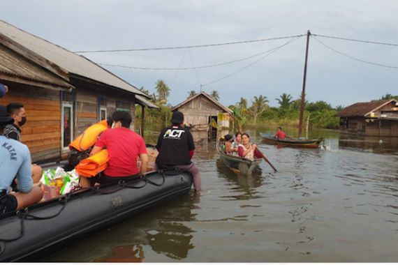 Prajurit TNI AL Rela Melewati Rintangan Demi Bantu Warga Terdampak Banjir - JPNN.COM