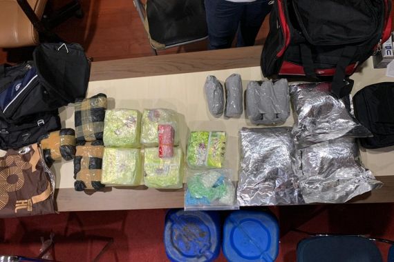 Bea Cukai-Bareskrim Sikat Penyelundupan Narkotika Senilai Rp 12,4 Miliar Jaringan Malaysia-Indonesia - JPNN.COM