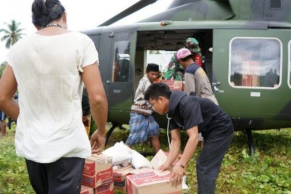 TNI AD Salurkan Bantuan Korban Gempa di Wilayah Terisolasi dengan Helikopter - JPNN.COM