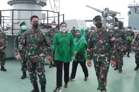 Jenderal Andika dan Istri Kunjungi Kapal ADRI yang Bisa Angkut 8 Tank Leopard dan Satu Batalyon Pasukan - JPNN.COM
