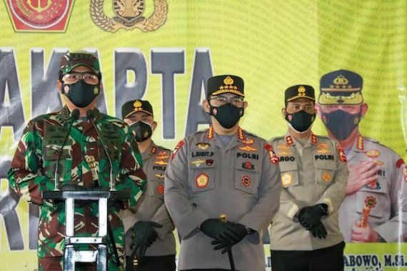 Didampingi Kapolri Jenderal Sigit, Panglima: Ini Bukti Nyata TNI Selalu Berada di Garis Depan - JPNN.COM