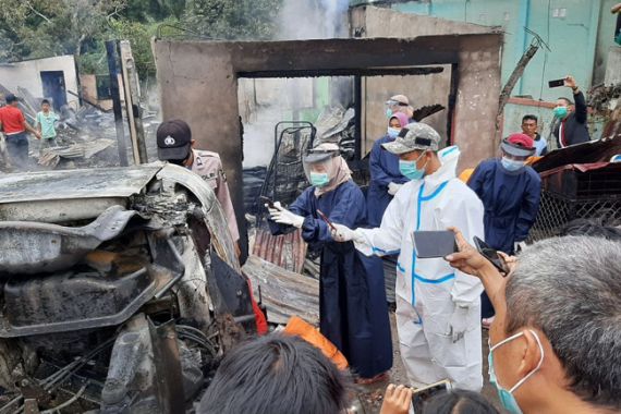 Mobil Boks Tabrak Pertamini, Satu Keluarga Terbakar, Dua Orang Tewas - JPNN.COM