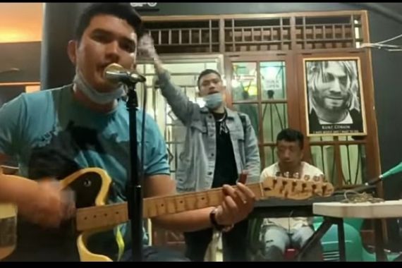 Aldi Taher Lelang Gitar Rp 10 Juta, Lalu Kirim Uang untuk Pengobatan Indra Bekti - JPNN.COM