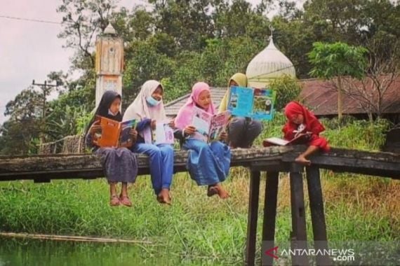 Anak Didik Rumah Pintar Punggur Cerdas Bersemangat Belajar di Alam Terbuka - JPNN.COM