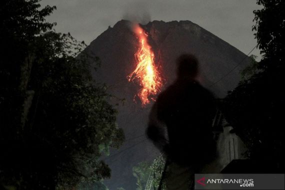 Guguran Lava Pijar Merapi ke Arah Kali Krasak dan Boyong - JPNN.COM