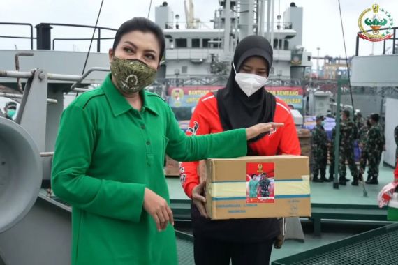 Hetty Andika Bagikan Makanan untuk Kru Kapal ADRI, Ada Dodol Hingga Camilan - JPNN.COM