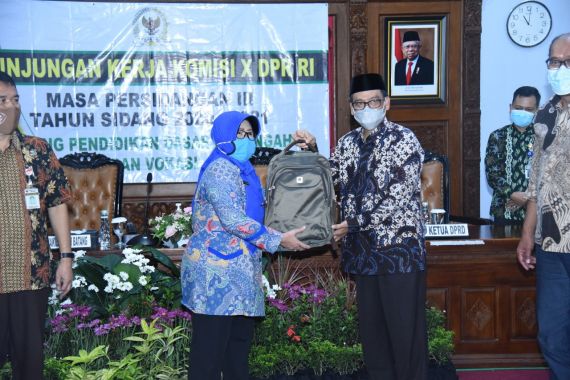 Komisi X DPR Minta Kemendikbud Prioritaskan Kabupaten Batang Menerima Program CoE SMK 2021 - JPNN.COM