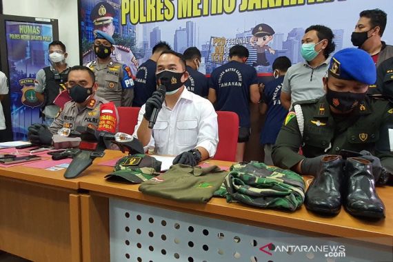Mengaku Paspampres dan Pakai Atribut TNI, Residivis Penipuan Ini Diciduk Polisi - JPNN.COM