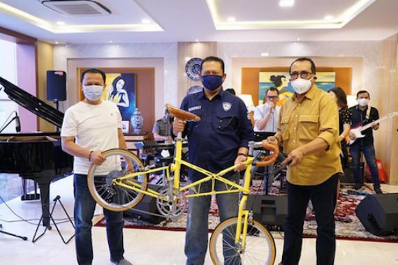 Bamsoet Kembali Luncurkan 100 Sepeda Kuning Limited Edition 'Bamsoet Klasik', Sebegini Harganya - JPNN.COM