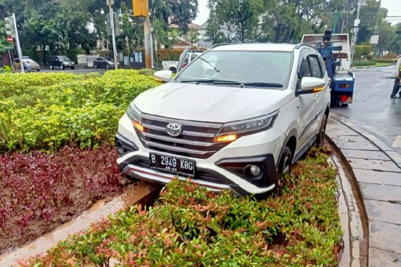 Mobil Rahmad Soleh Mendarat di Atas Taman Suropati, Begini Penampakannya - JPNN.COM