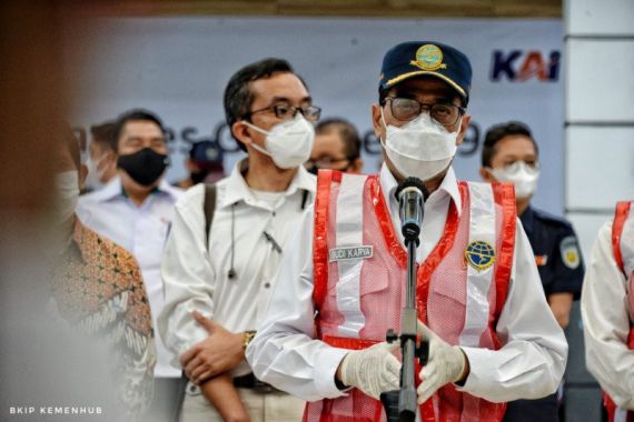 Terjadi Penumpukan Penumpang KRL, Menhub Budi Karya Sumadi Sentil PT KCI - JPNN.COM