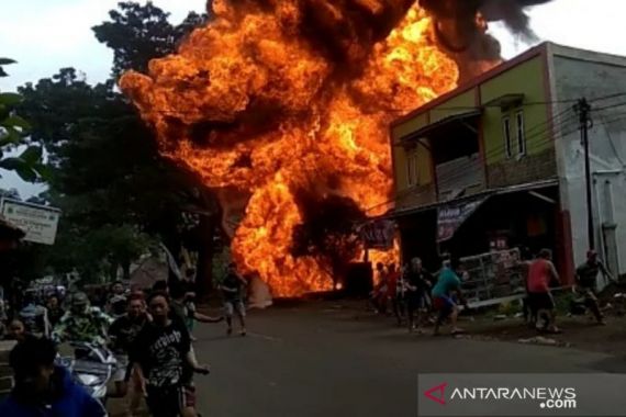 Polisi Turun Tangan Selidiki Kebakaran Gudang Berisi Puluhan Drum BBM - JPNN.COM