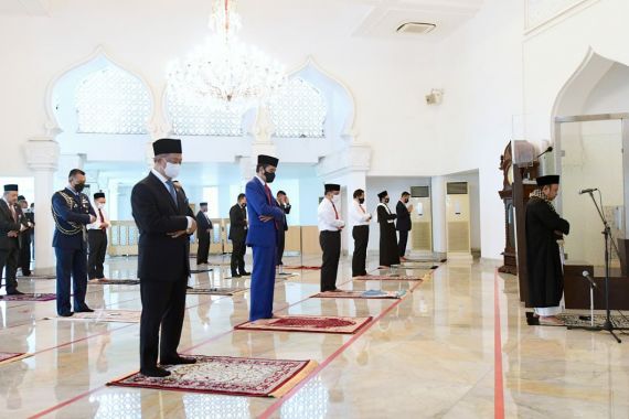 Presiden Jokowi dan PM Malaysia Tunaikan Salat Jumat, Siapa Imamnya? - JPNN.COM