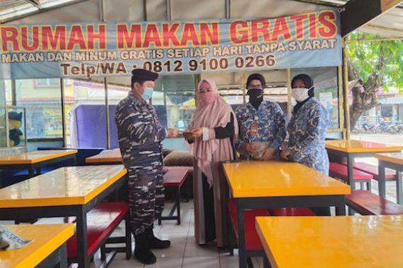 Peduli Sesama, Skomlekal Serahkan Bantuan Kepada Rumah Makan Gratis - JPNN.COM