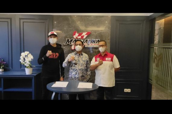 Pembalap Depok Ini Akhirnya Resmi Dipinang Mandalika Racing Team Indonesia - JPNN.COM