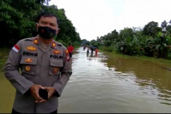 Banjir Melanda, Jalur Perbatasan Indonesia-Malaysia Macet Total - JPNN.COM