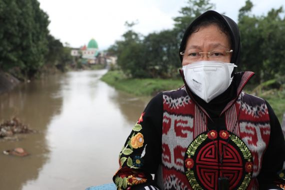Respons Cepat Bencana, Mensos Risma Serahkan Santuan Kematian Korban Banjir Pasuruan - JPNN.COM