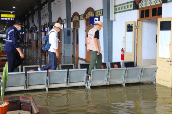 Betapa Kagetnya Pak Ganjar Menemukan Penyebab Lambannya Penanganan Banjir di Semarang - JPNN.COM