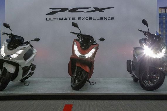 Motor Honda PCX 160 dan Honda ADV 160 Bersinar Selama GIIAS 2022 - JPNN.COM