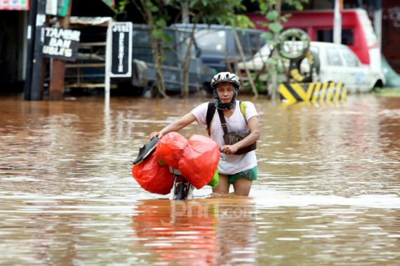 Karawang Dikepung Banjir, Ribuan Rumah Terendam - JPNN.COM