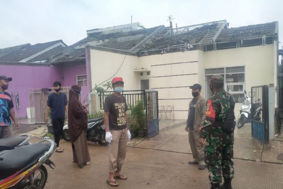 73 Rumah di Bekasi Porak-poranda Akibat Angin Puting Beliung - JPNN.COM