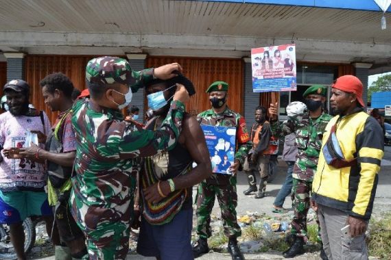 Top, Kodim 1710/Mimika Gelar Operasi Penegakan Prokes dan Membagikan Masker - JPNN.COM