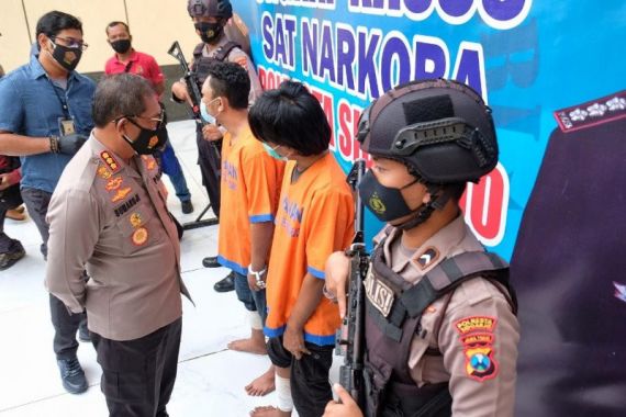 EPC dan EP Berduaan di Kamar Indekos, Pintu Didobrak Petugas, Tak Bisa Mengelak - JPNN.COM