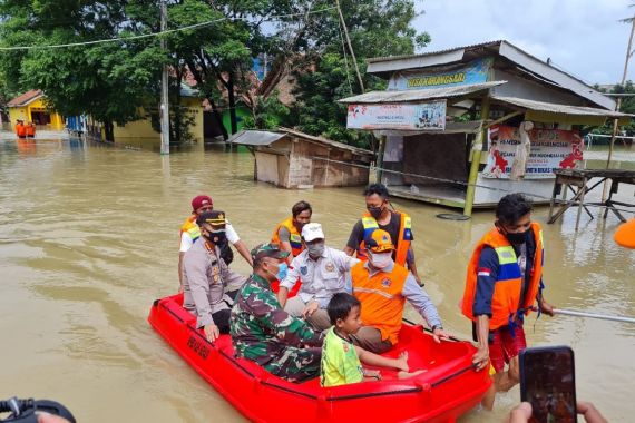 12 Kecamatan di Bekasi Terendam Banjir, Ribuan KK Terdampak - JPNN.COM