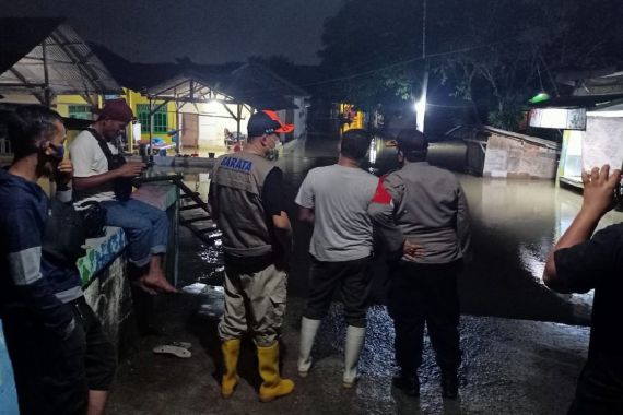 Banjir Merendam 2 Kampung di Bekasi, Warga Butuh Logistik - JPNN.COM