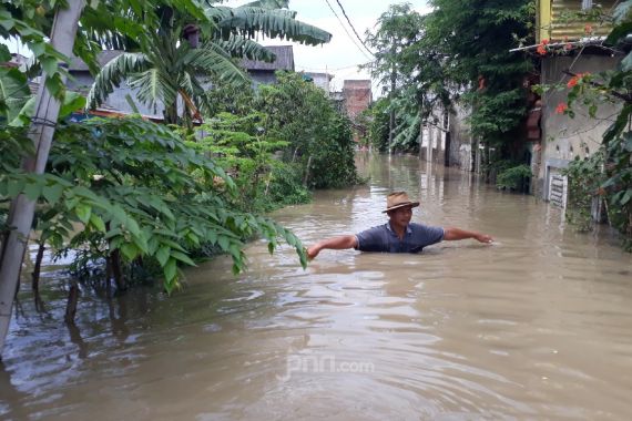 Rumah Terendam Banjir, Satu KK Menolak Dievakuasi, Ketua RT: Takut Roboh Saja Saya - JPNN.COM