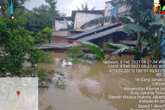 Sungai Ciliwung Meluap, Banjir di Cililitan Sampai Seatap Rumah - JPNN.COM