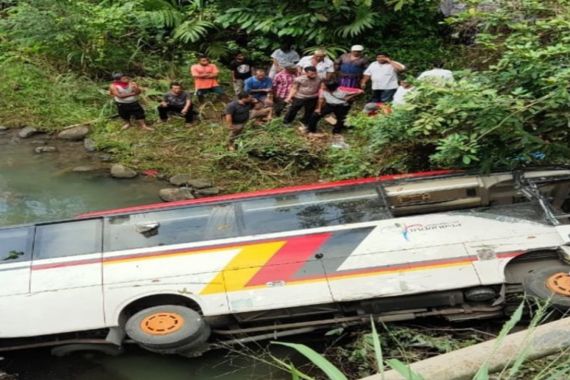 Bus Rombongan Pemkab Agam Jatuh ke Sungai, David dan Fauzan Meninggal - JPNN.COM