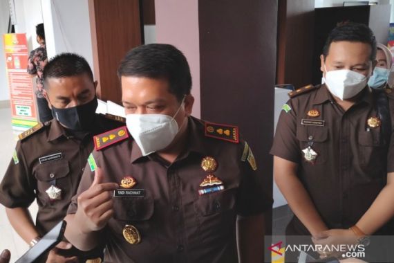 Kejari Tahan Mantan Kades yang Diduga Korupsi Dana Desa Rp 306,7 Juta - JPNN.COM