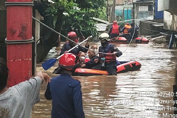 Ciliwung Meluap, Banjir Rendam Pejaten, Puluhan Warga Mengungsi - JPNN.COM