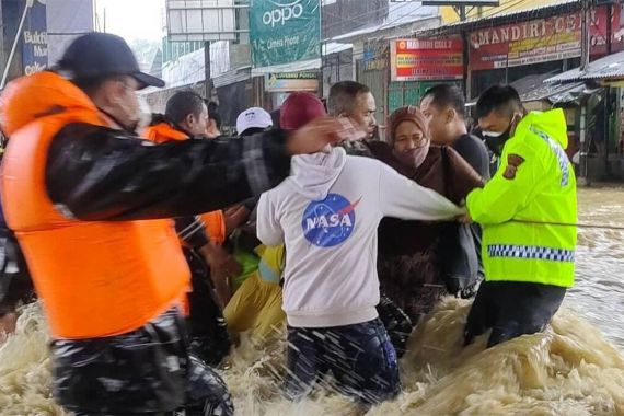 Banjir Pamanukan, Menyeberang Jalan pun Harus Pakai Tali - JPNN.COM
