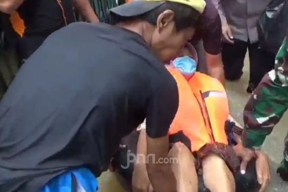 Banjir 2,5 Meter, Begini Detik-detik Evakuasi Nenek Mukinih yang Sedang Sakit Gula - JPNN.COM