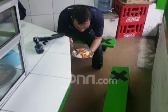 Di Tengah Banjir Jakarta, Rio Dapat Sensasi Berbeda, Mustaroh Melayani dengan Setia - JPNN.COM