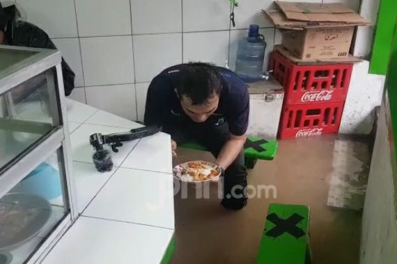 Makan di Warteg Kebanjiran Luapan Ciliwung Serasa Jajan di Restoran Terapung - JPNN.COM