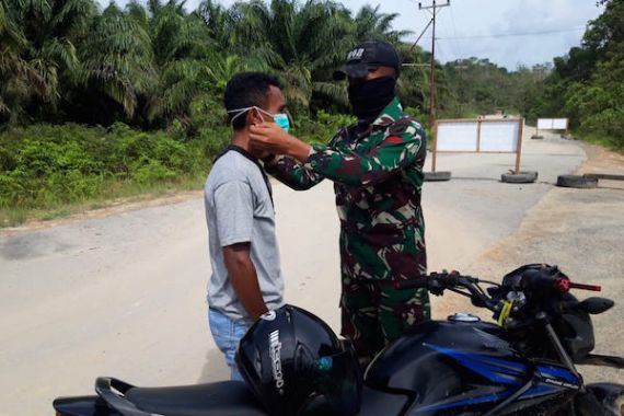 Satgas Pamtas RI-Malaysia Yonif 642 Bagikan Masker Kepada Pengendara Bermotor - JPNN.COM