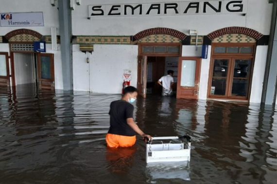 Banjir Semarang, KA Lintas Utara Sudah Bisa Beropeasi - JPNN.COM